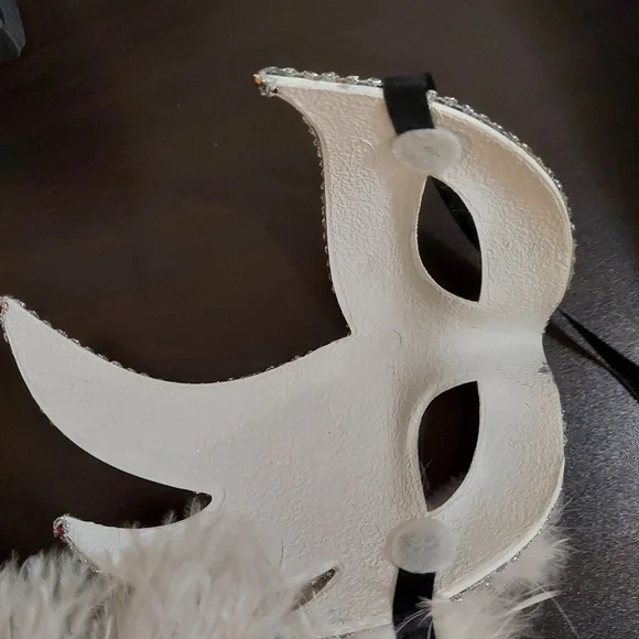 Women's ostrich feather venetian masquerade mask. White/Silver. - Picture 5 of 6
